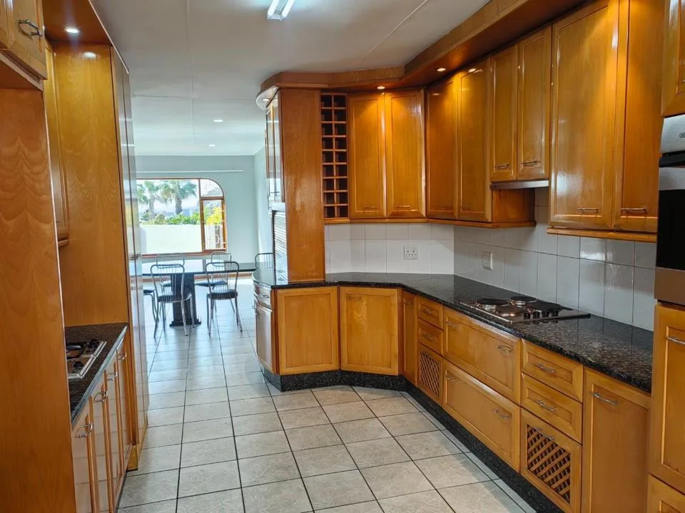 3 Bedroom Apartment / flat to rent in South End