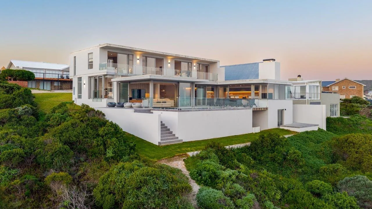 5 Bedroom House for sale in Suiderstrand