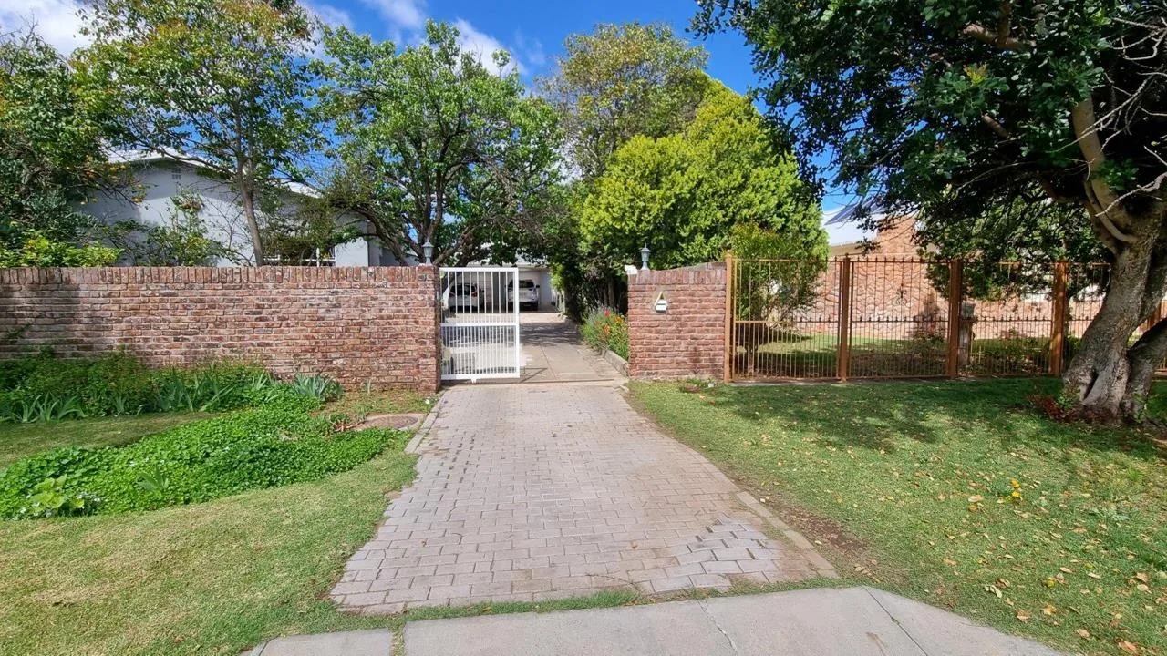 3 Bedroom House for sale in Cradock