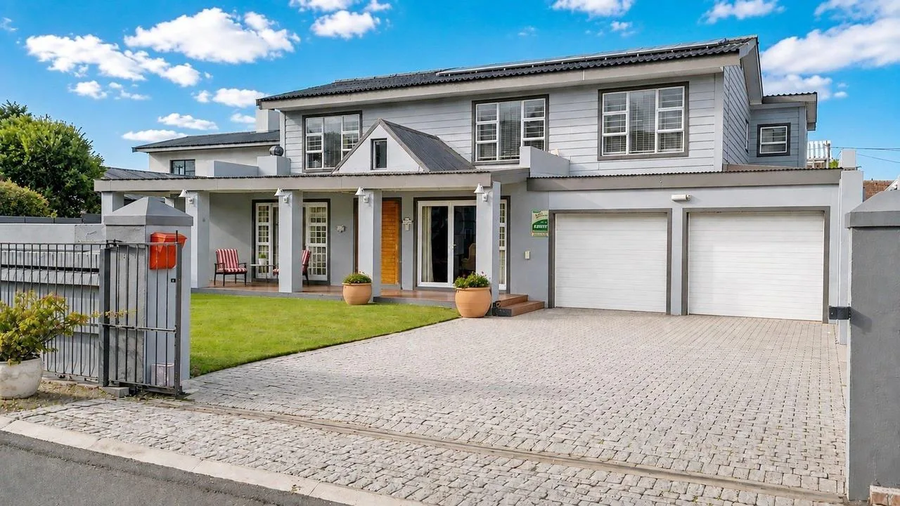 4 Bedroom House for sale in Kleinmond Central
