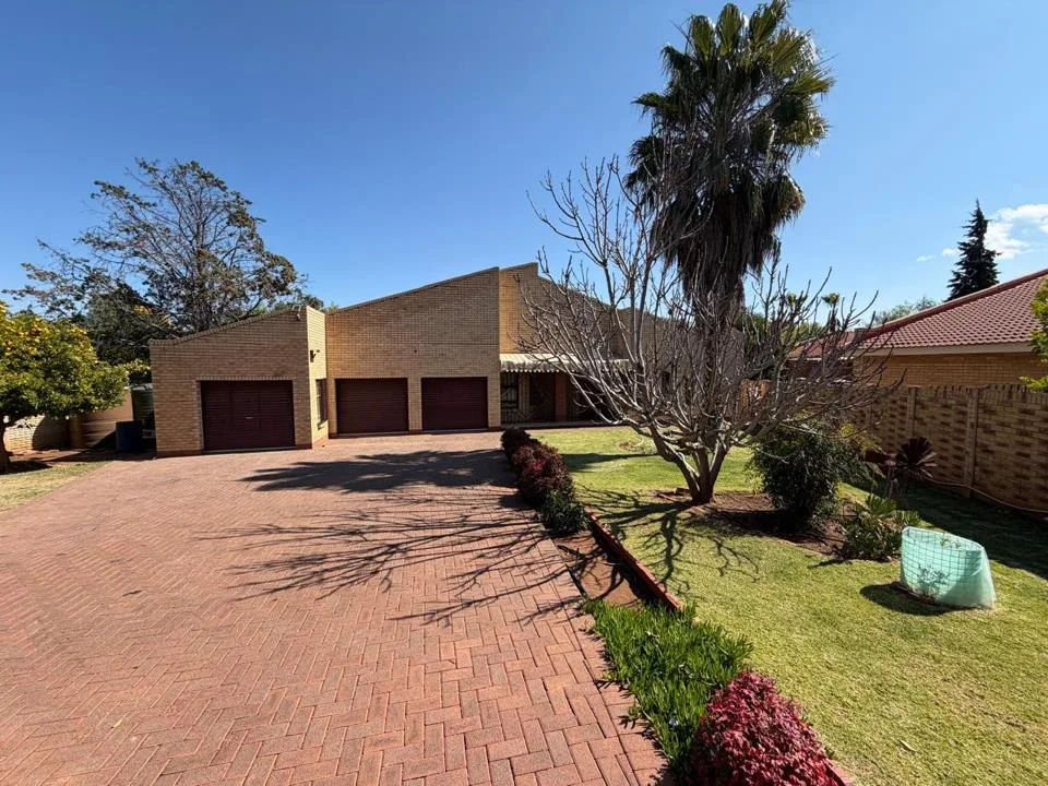 3 Bedroom House for sale in Langenhovenpark