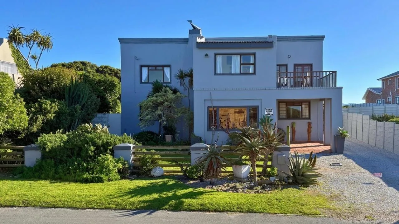 6 Bedroom House for sale in Kleinbaai