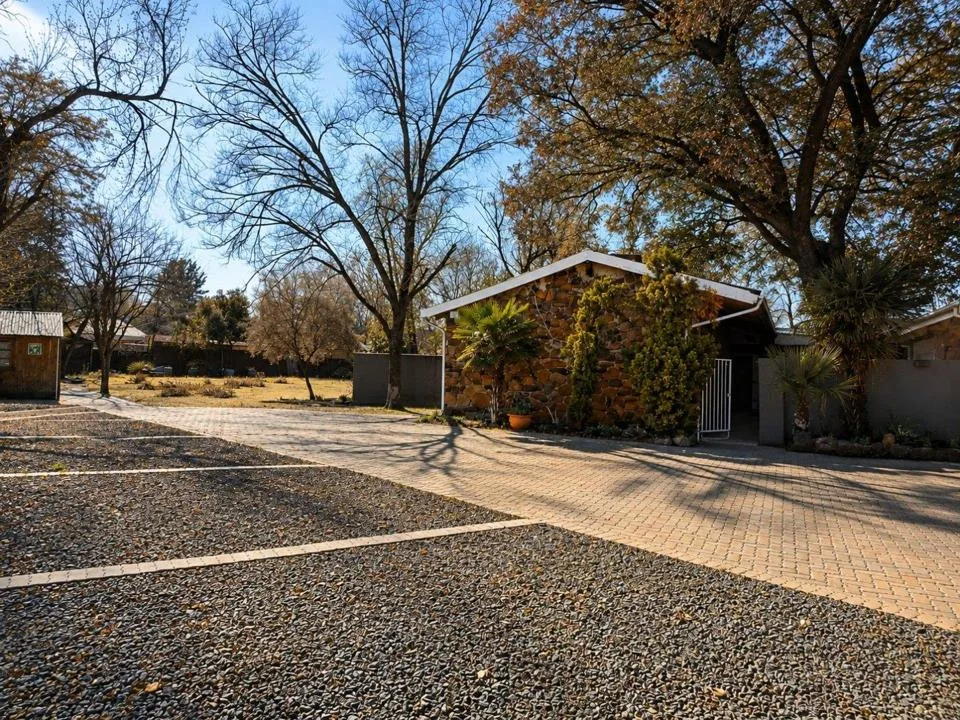 16 Bedroom House for sale in Universitas