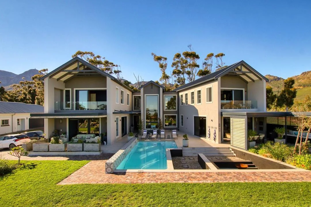 8 Bedroom House on auction in High Riding Country Estate