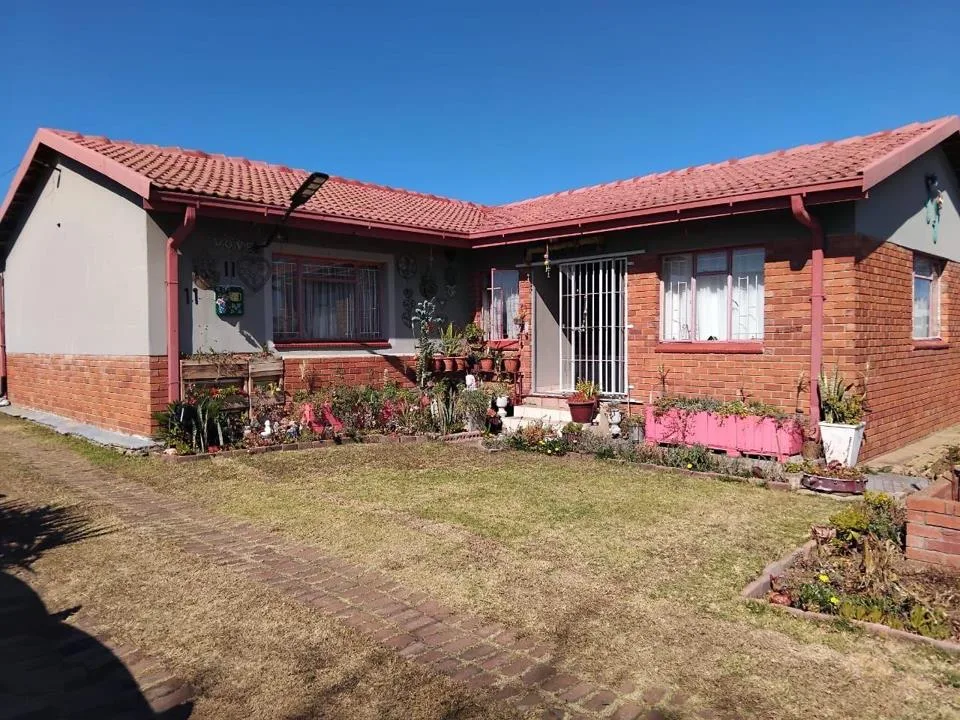 3 Bedroom House for sale in Lennoxton
