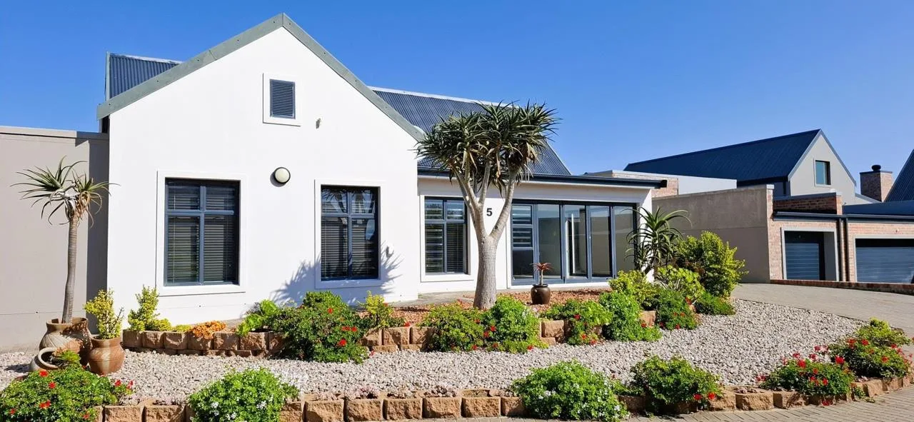 3 Bedroom House for sale in Hartenbos Central