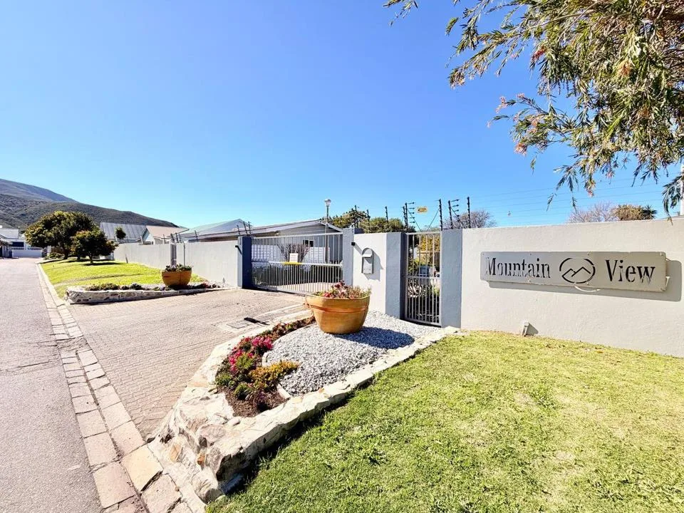 2 Bedroom House for sale in Sandbaai