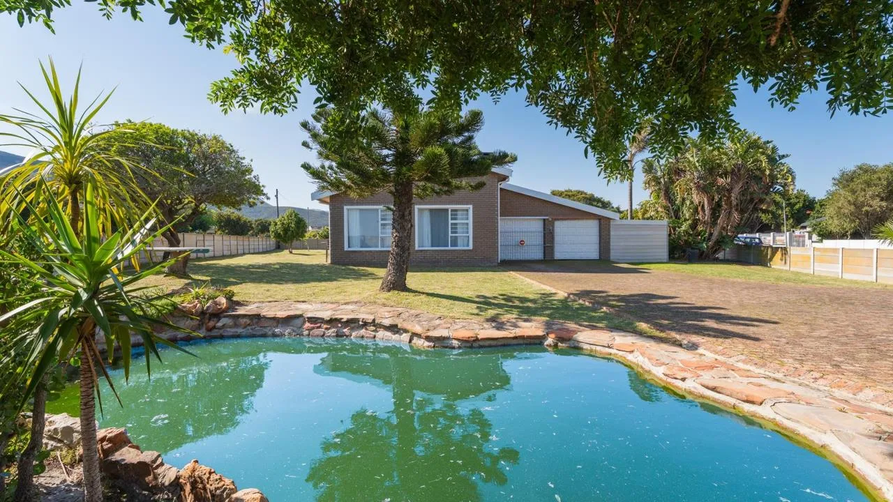 3 Bedroom House for sale in Sandbaai