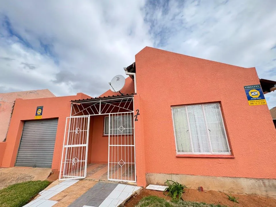 3 Bedroom House for sale in Roodepan