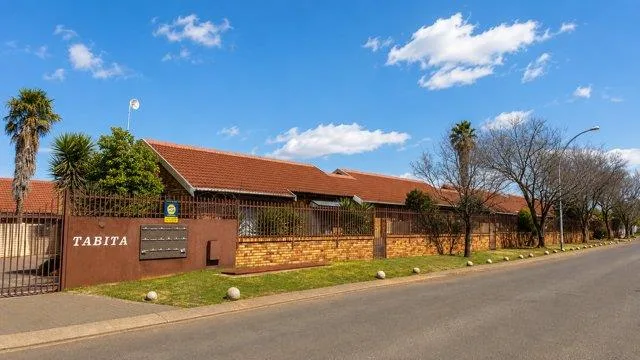 3 Bedroom Townhouse for sale in Uitsig