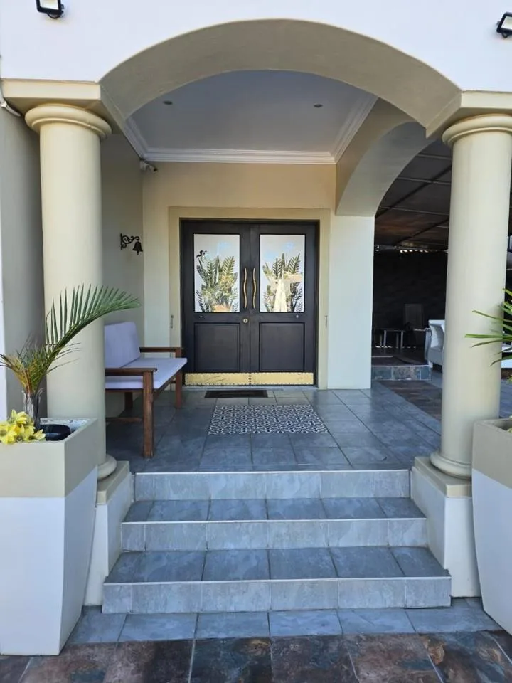 4 Bedroom House for sale in La Lucia