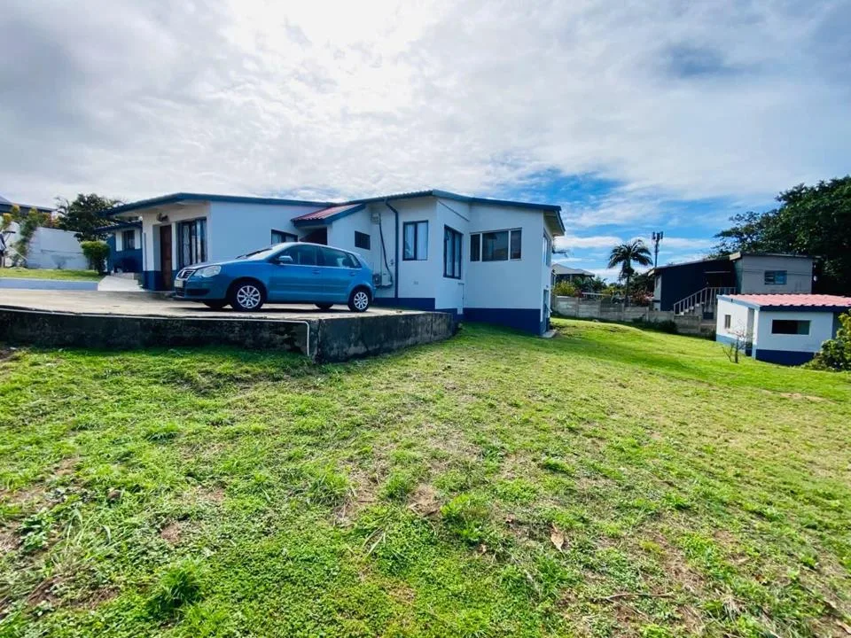 6 Bedroom House for sale in Uvongo