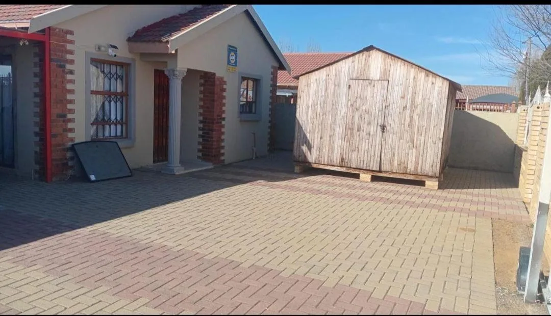 2 Bedroom House for sale in Mandela View