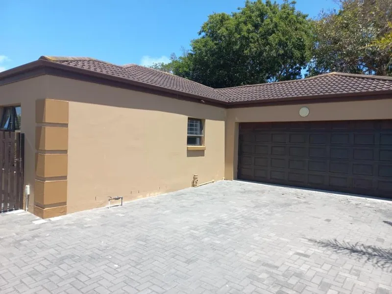 3 Bedroom Townhouse to rent in Lorraine