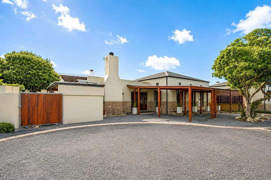 3 Bedroom House for sale in Struisbaai
