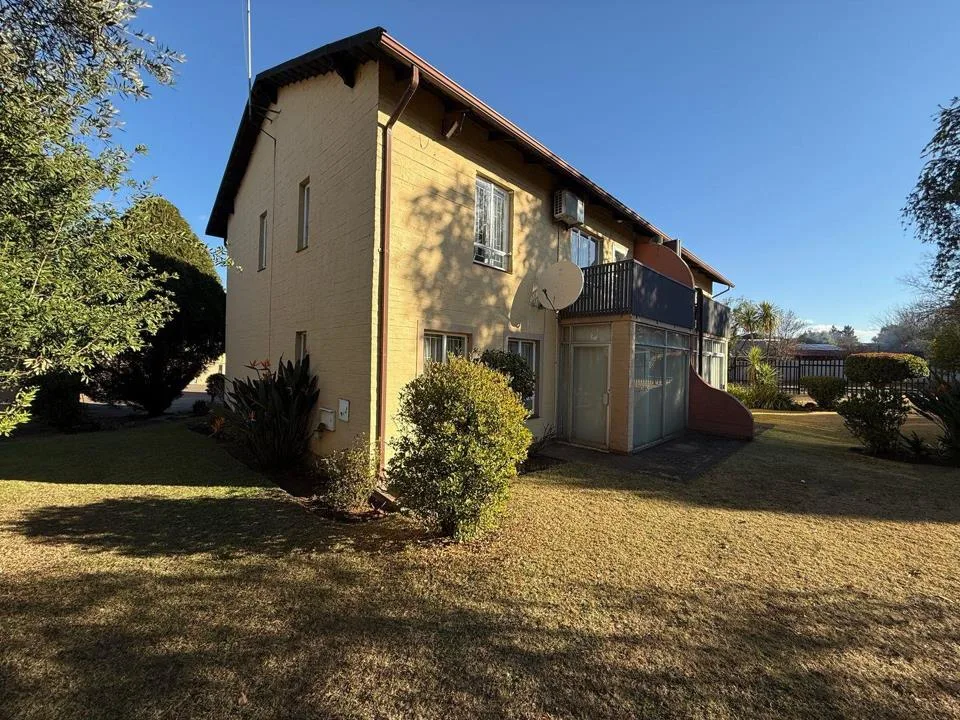 3 Bedroom Townhouse for sale in Huttenheights