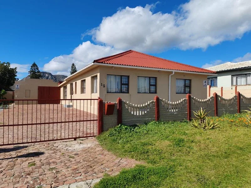 4 Bedroom House for sale in Gansbaai Central