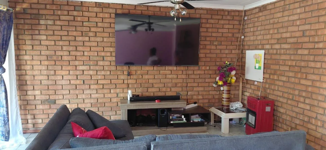2 Bedroom Townhouse for sale in Koffiefontein