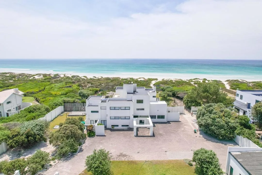 6 Bedroom House for sale in Struisbaai