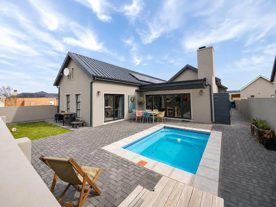 4 Bedroom House for sale in Altona