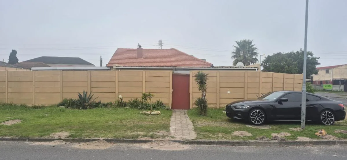 5 Bedroom House for sale in Lotus River