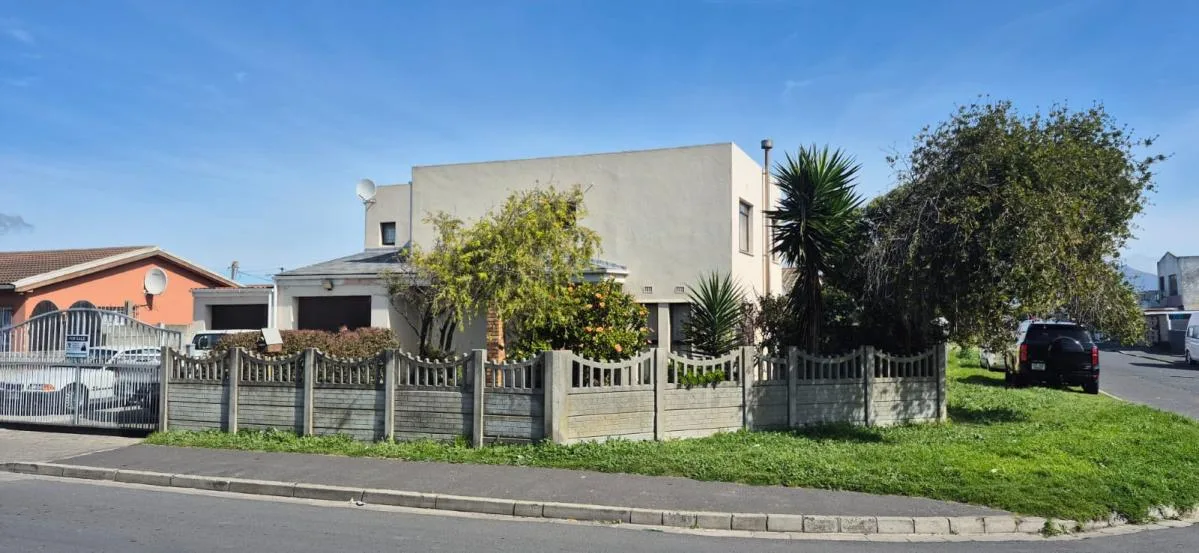 4 Bedroom House for sale in Lotus River