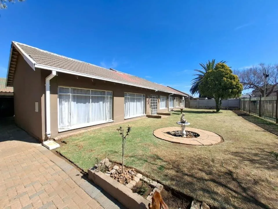 4 Bedroom House for sale in Riebeeckstad