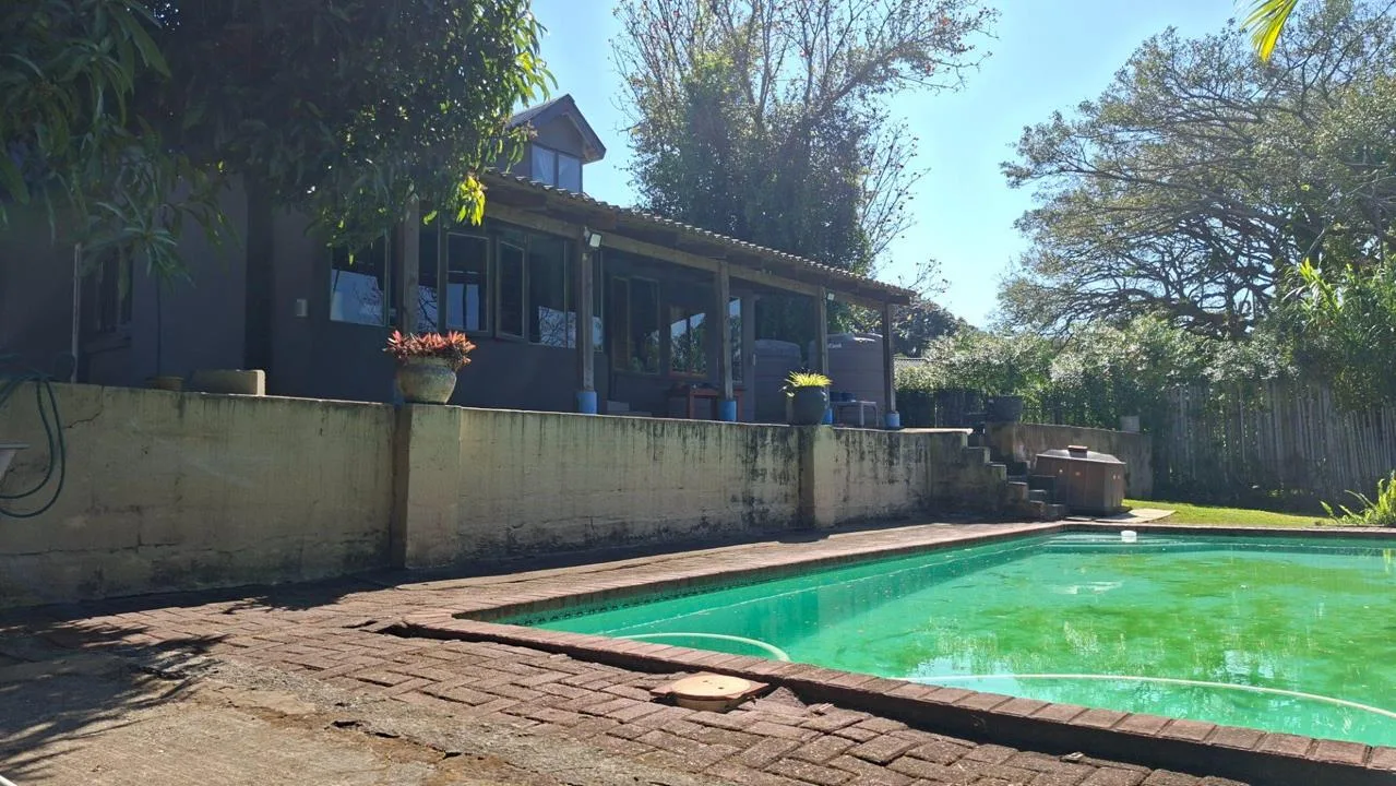 10 Bedroom House for sale in Umtentweni
