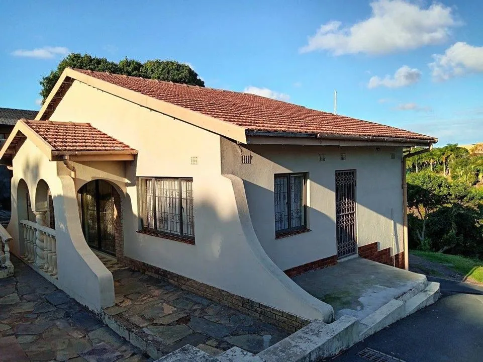 4 Bedroom House for sale in Umhlatuzana