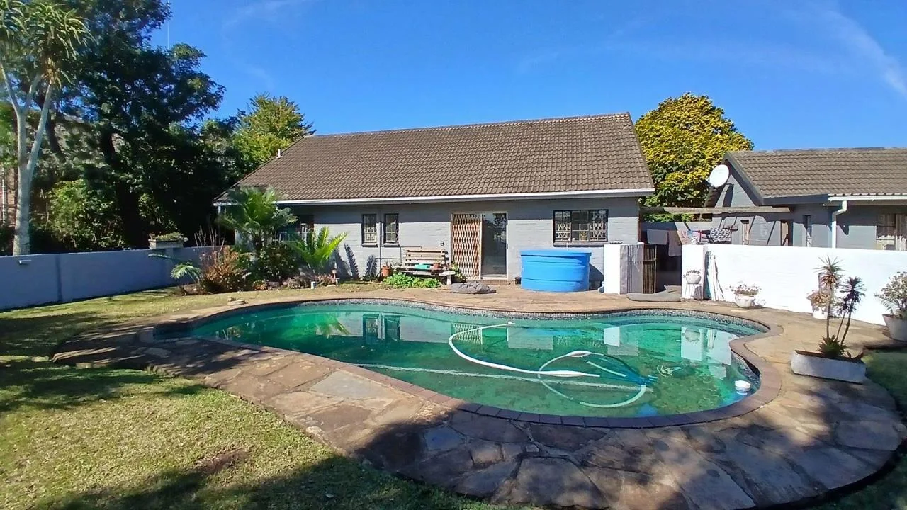 6 Bedroom House for sale in Monteseel