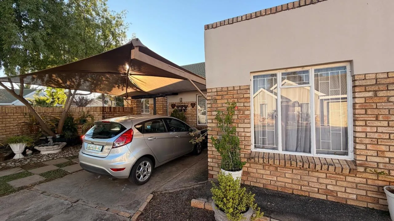 3 Bedroom Townhouse for sale in Roylglen Gardens