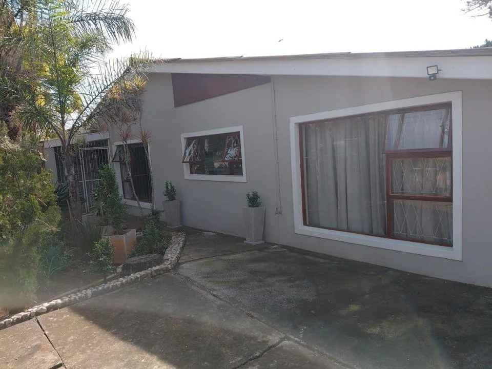 4 Bedroom House for sale in Bothasrus