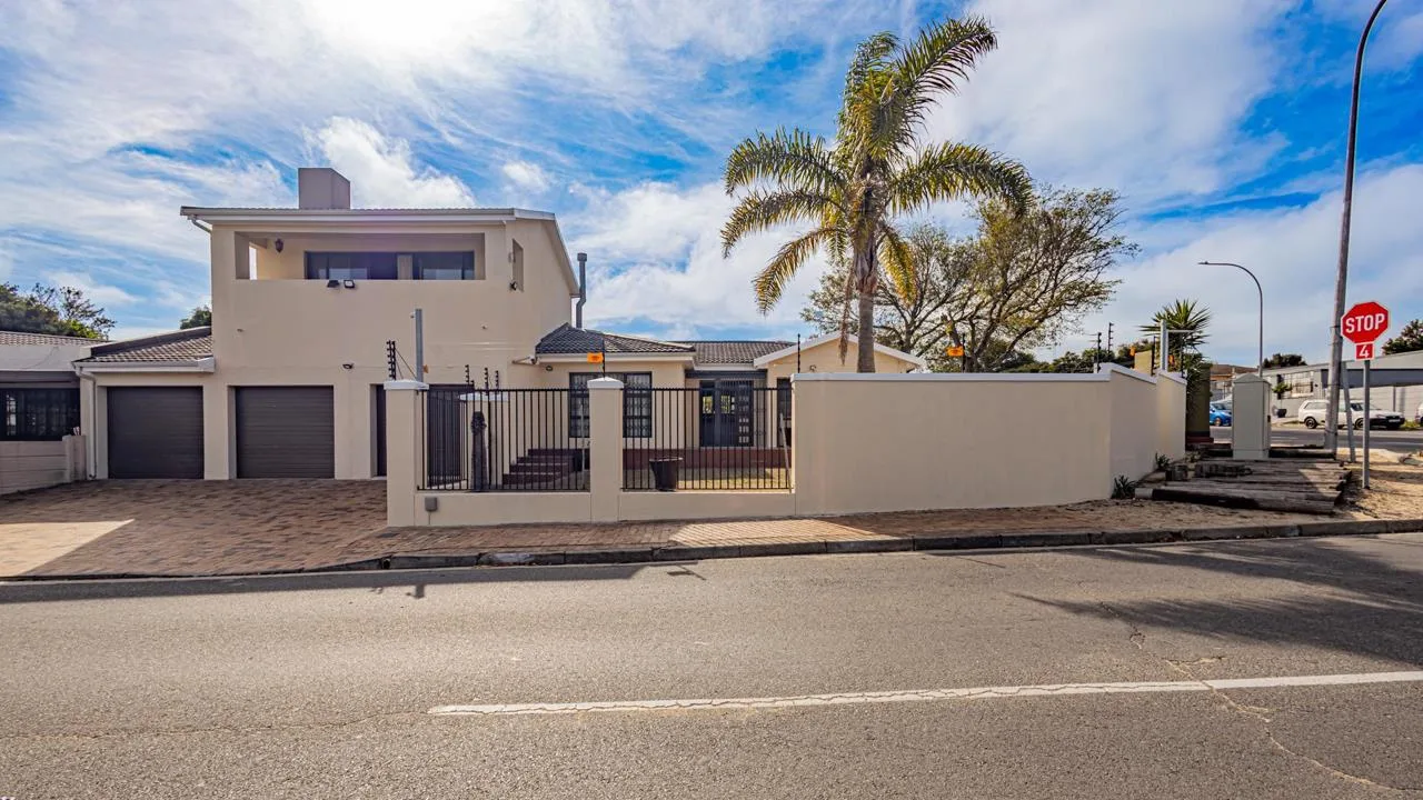 4 Bedroom House for sale in Protea Heights
