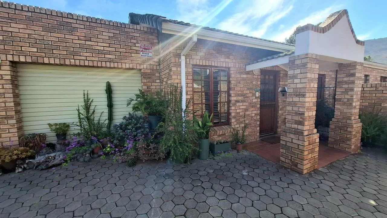 3 Bedroom Townhouse for sale in Bergsig