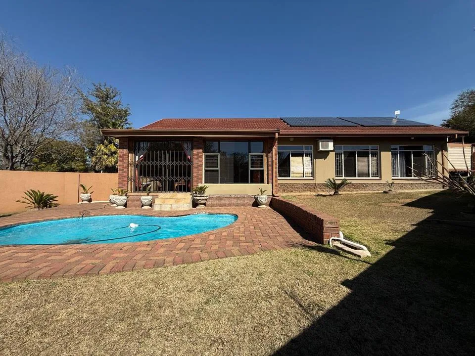 4 Bedroom House for sale in Pioneer Park