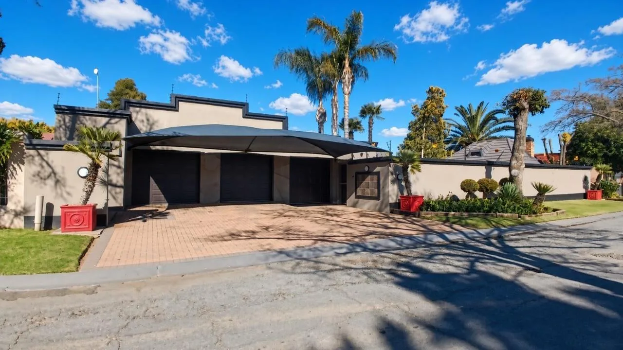 4 Bedroom House for sale in Jim Fouchepark