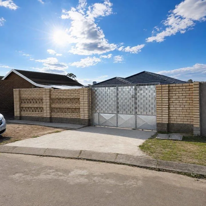 4 Bedroom House for sale in Buffalo Flats