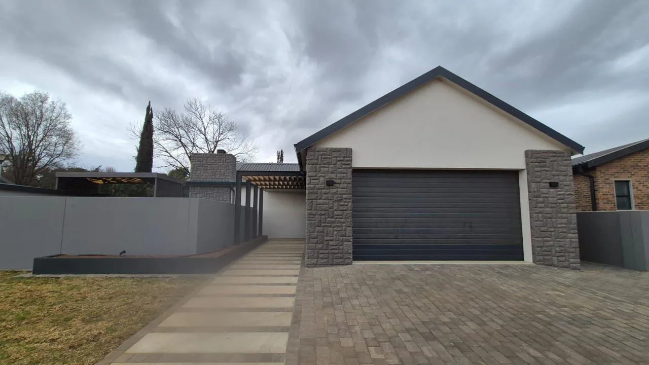 3 Bedroom House for sale in Van Der Hoff Park