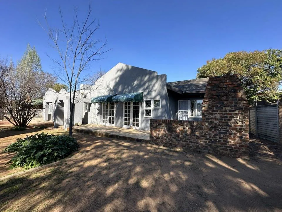 11 Bedroom House for sale in Universitas