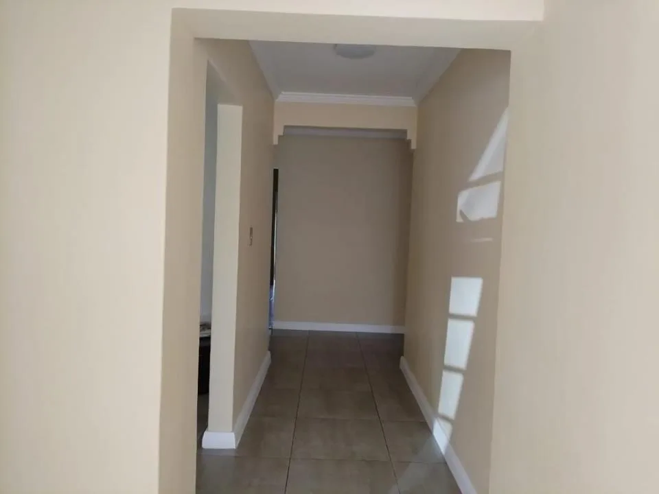 6 Bedroom House for sale in Klipkop