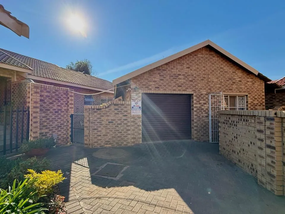 2 Bedroom Townhouse for sale in Dan Pienaar