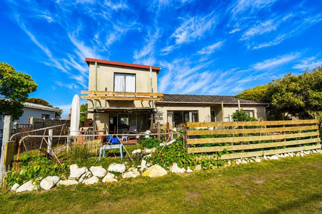 5 Bedroom House for sale in Struisbaai