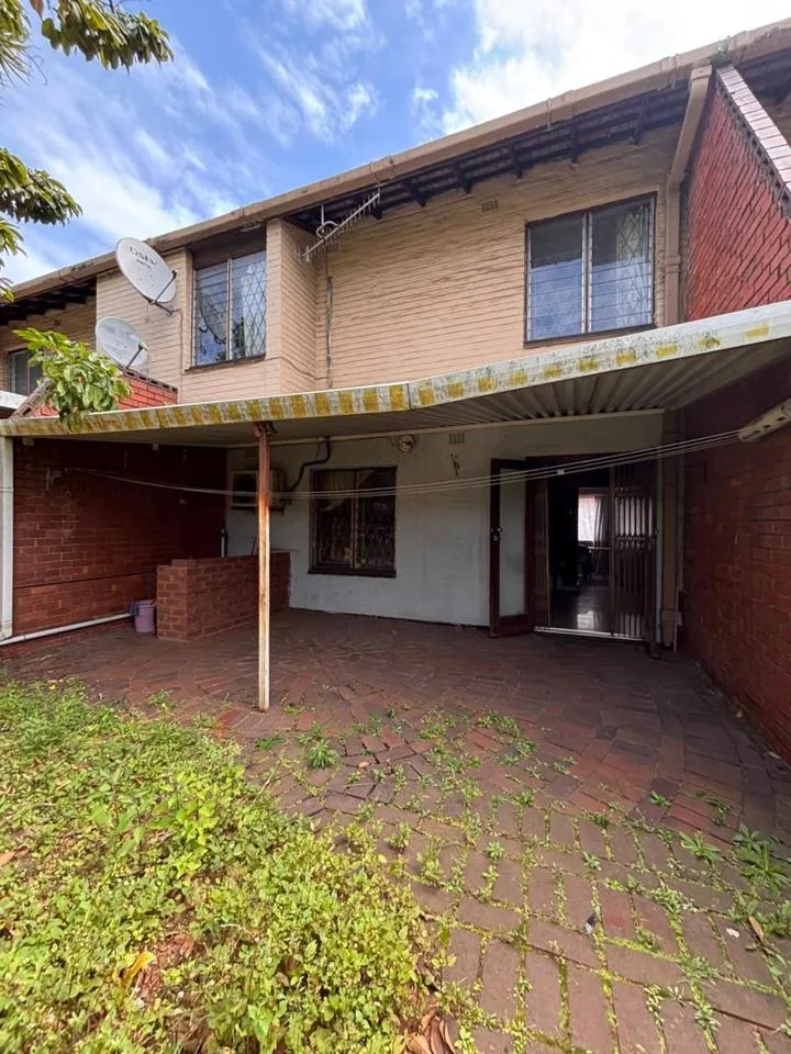 3 Bedroom Apartment / flat for sale in Montclair