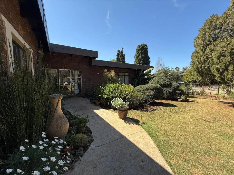 4 Bedroom House for sale in Schuinshoogte