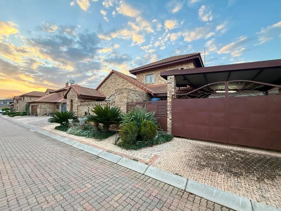 3 Bedroom House for sale in Mooivallei Park