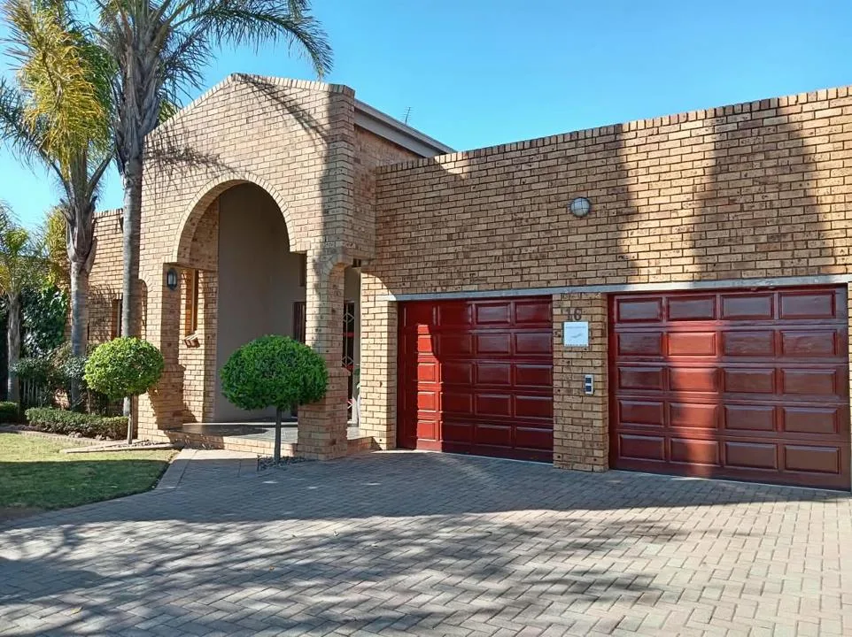 3 Bedroom House for sale in Riebeeckstad