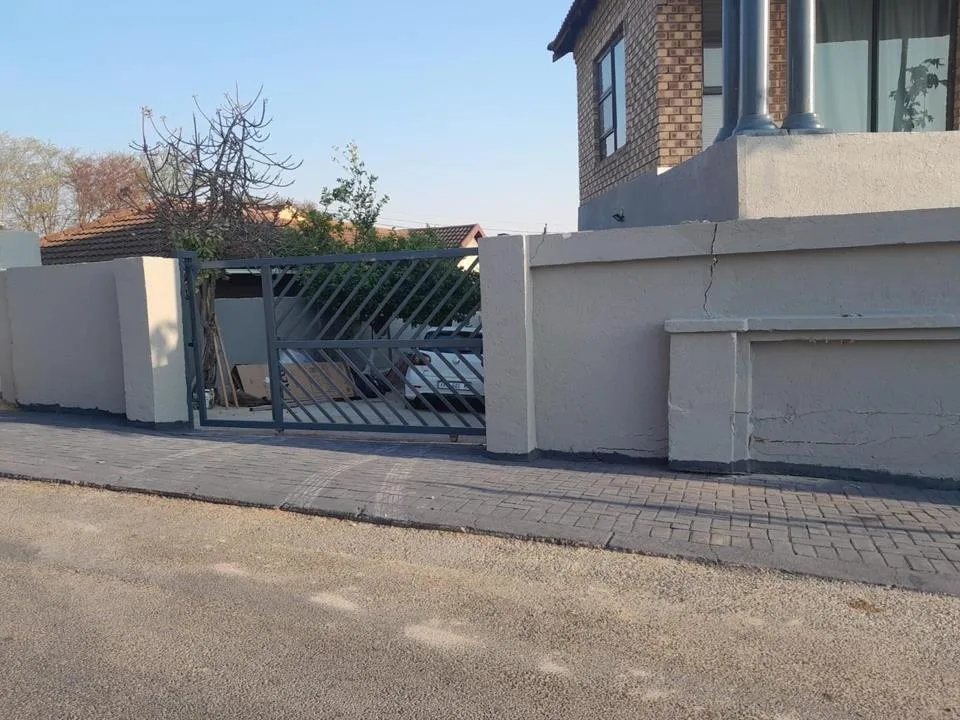3 Bedroom House to rent in West Acres