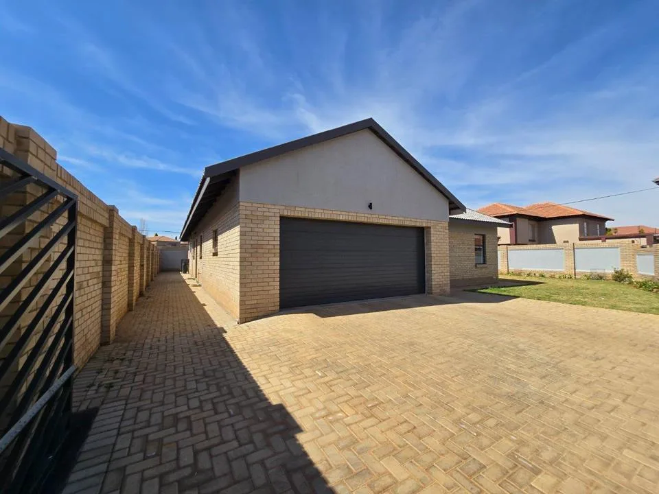 3 Bedroom House for sale in Van Der Hoff Park