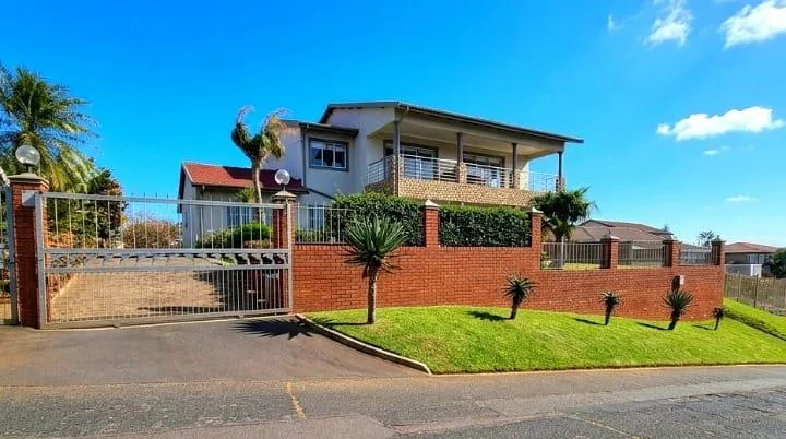 5 Bedroom House for sale in Bluff