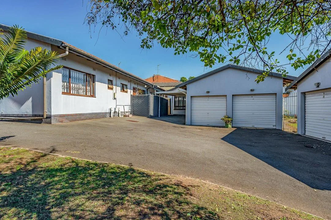 2 Bedroom Townhouse for sale in Queensburgh Central
